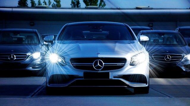 světla Mercedesu