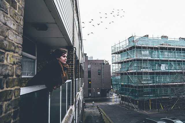 žena na balkoně