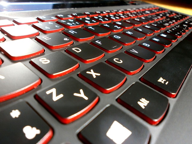 černočervená klávesnice