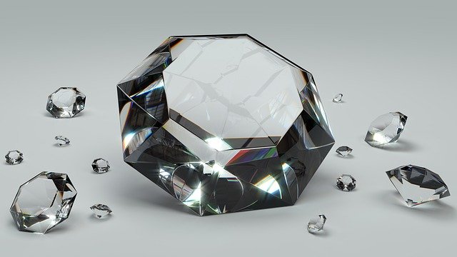 Veľký diamant a malé diamanty na bielom stole.jpg